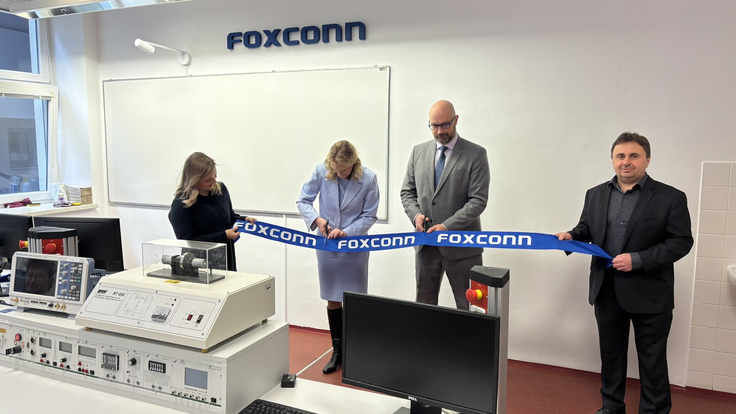       
          Další Foxconn Lab slouží studentům v Pardubicích
      
