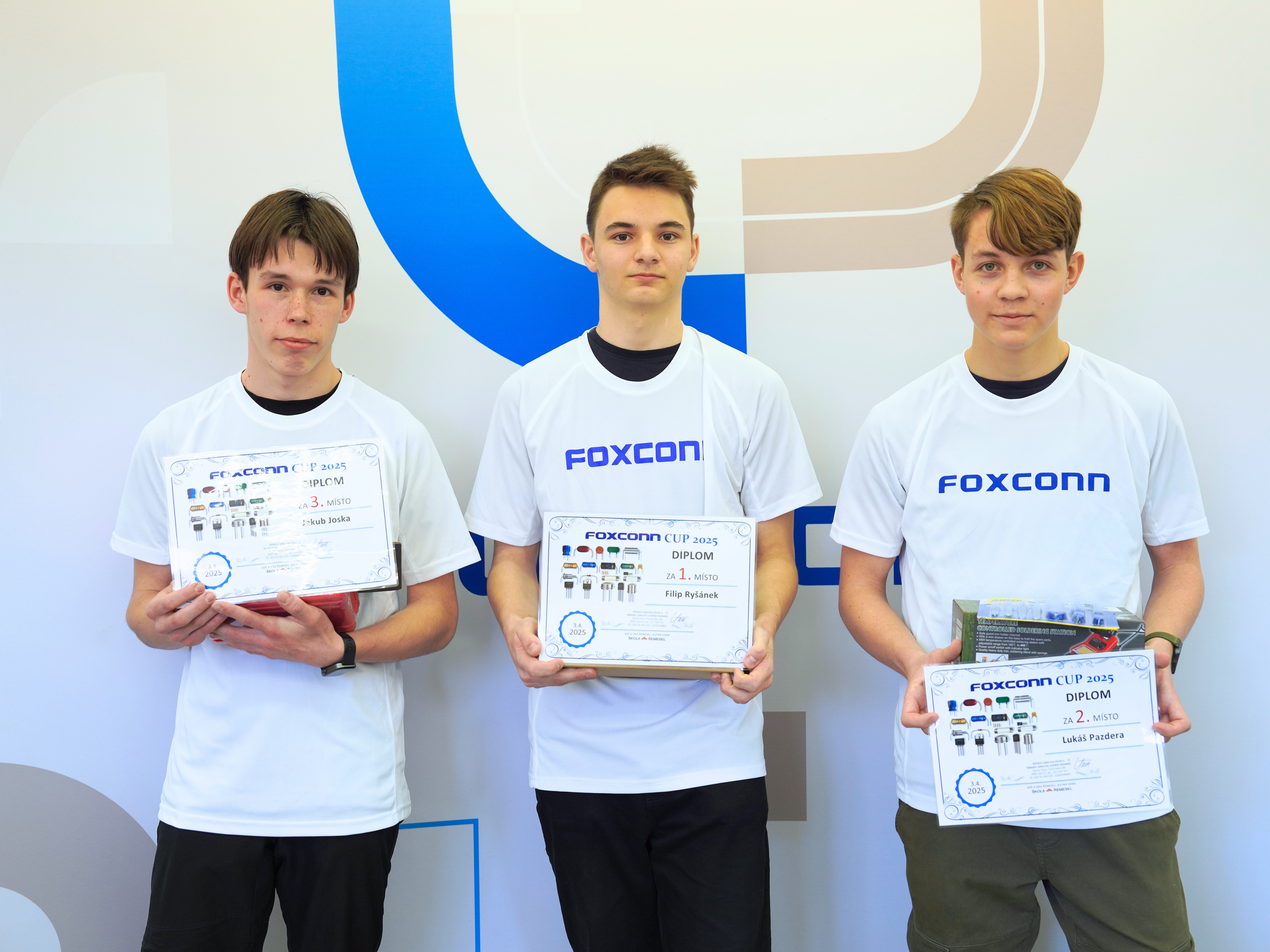 The Sixth Annual Foxconn Cup Challenged Secondary School Students The Sixth Annual Foxconn Cup Challenged Secondary School Students